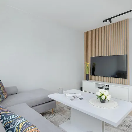 Charming With A Balcony In By Renters *