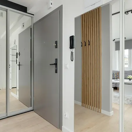 Charming With A Balcony In By Renters 아파트